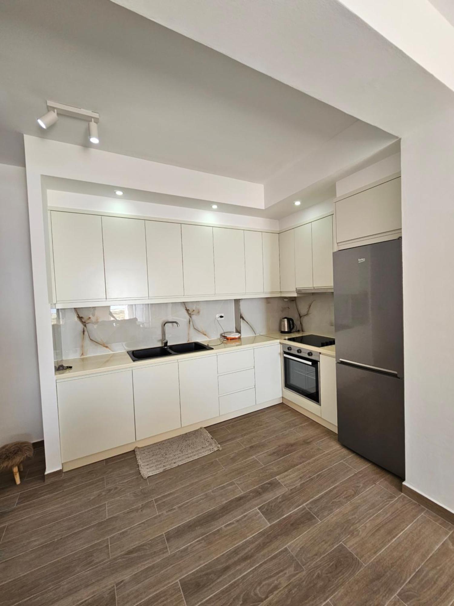 Sea & Sun Apartment Vlore Bagian luar foto